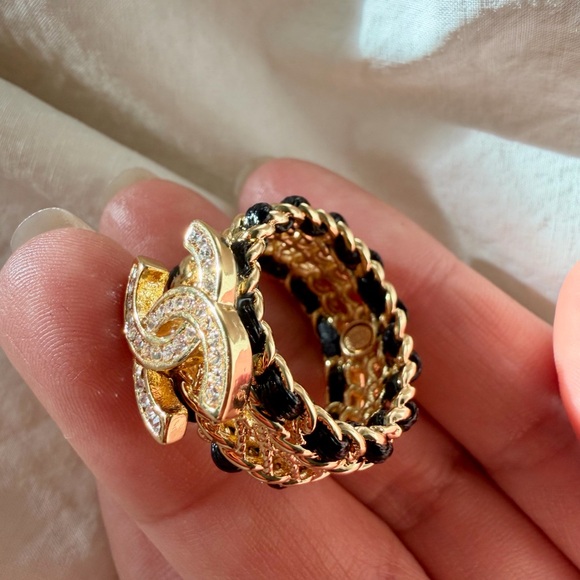 Beautiful Chanel Gold and Black Chain Ring - Picture 5 of 16